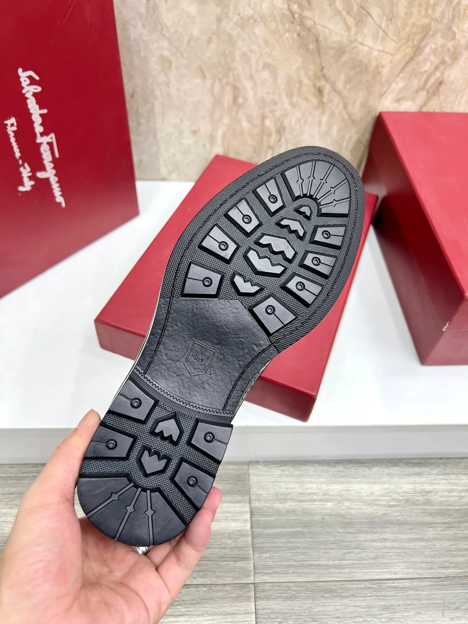 Original order quality: Men's shoes 💰700 Brand: Ferragamo (Ferragamo) One size larger: Men's size 38-44 (45 customized) Grade: Same style as the official website High-end men's shoes Material: Original cowhide, cowhide lining, original outsole Style category: Chelsea men's boots Fashion trend Color: Actual picture